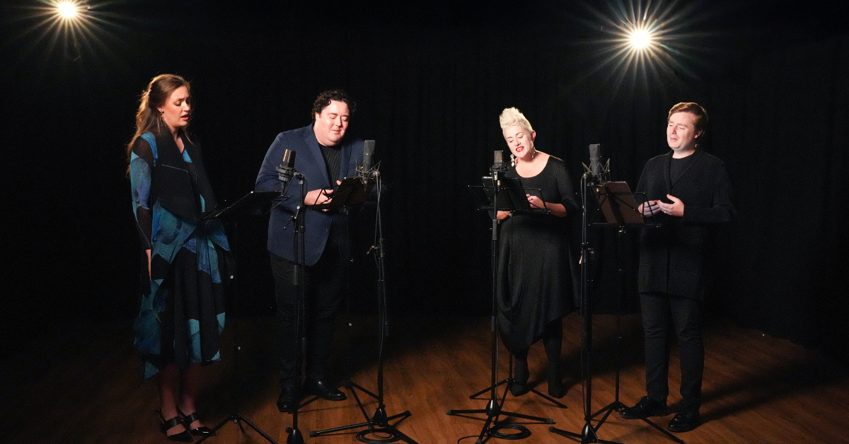 Alquema on Stage with AVÉ